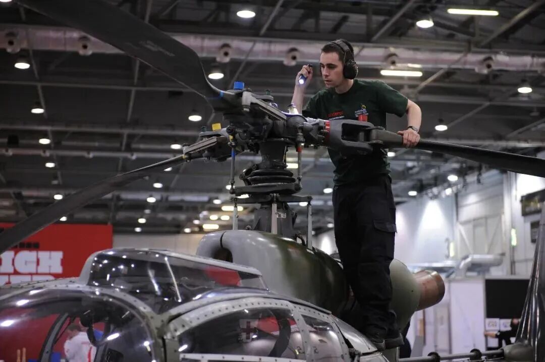 Un competidor trabaja en una aeronave durante una prueba de mantenimiento de aeronaves de una edición anterior de la Competición WorldSkills..jpg