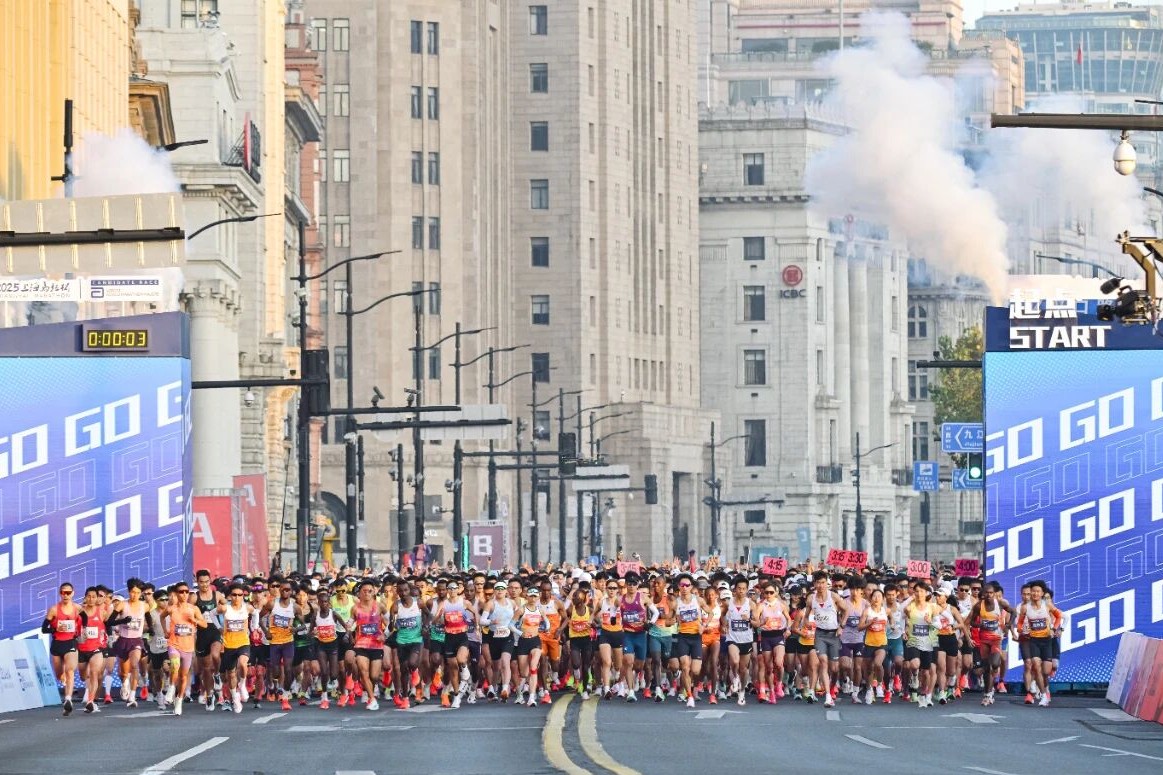 El Maratón de Shanghai reúne a corredores de todo el mundo