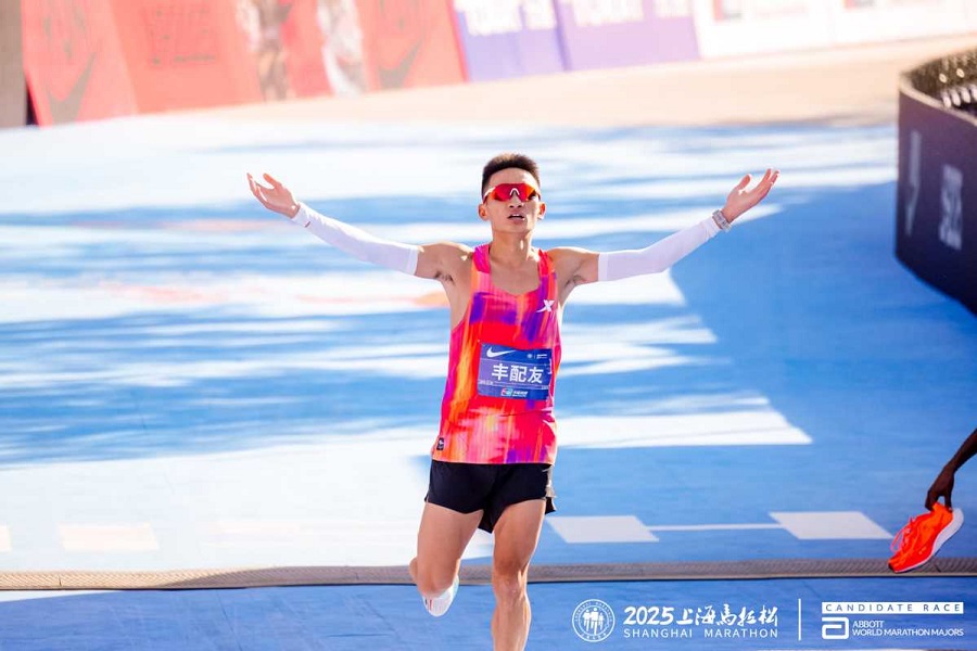 El corredor chino Feng Peiyou se proclama campeón nacional masculino en el Maratón de Shanghai 2025.jpeg