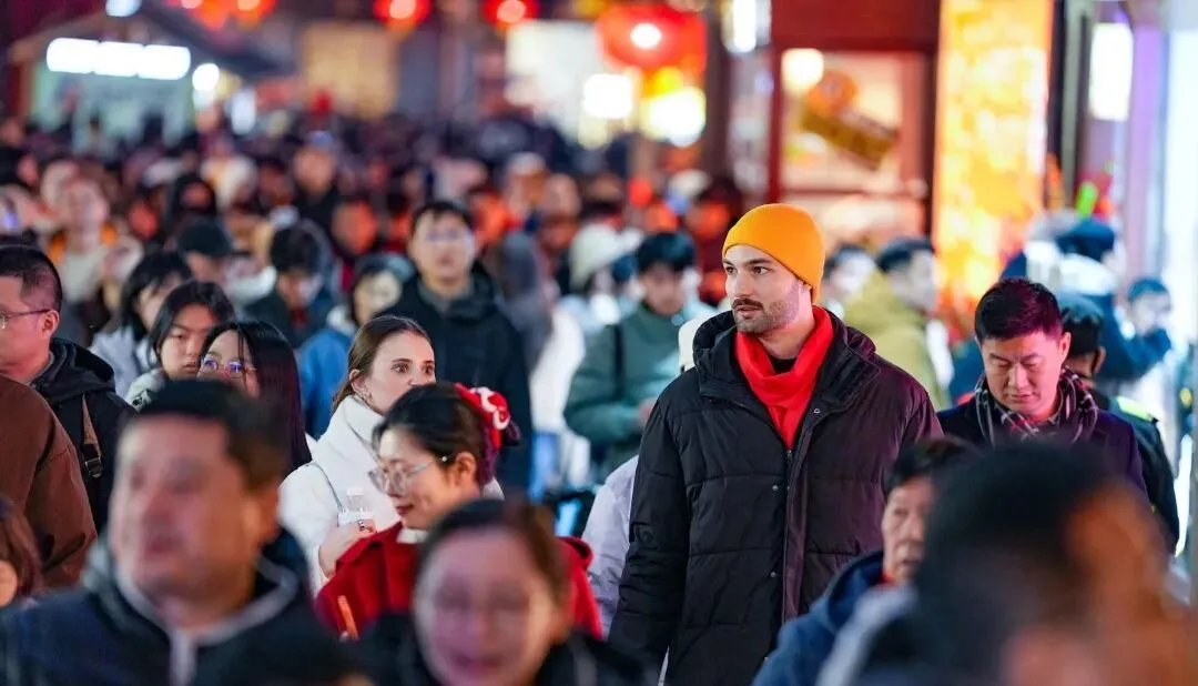 Visitantes internacionales exploran el Jardín Yuyuan.png
