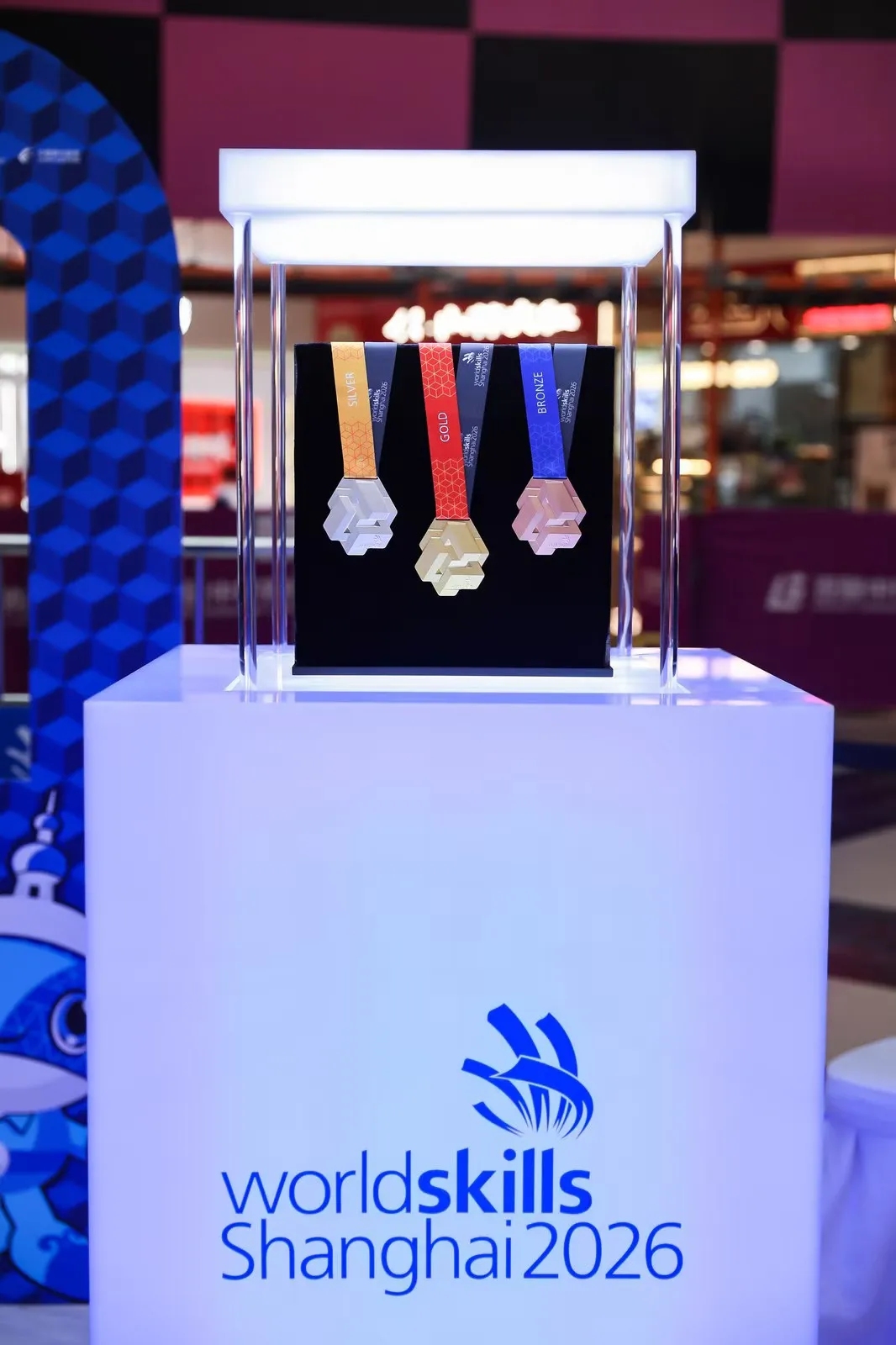Las medallas de la 48ª edición de la Competición WorldSkills se exhiben junto con la imagen de marca de WorldSkills Shanghai 2026..jpg