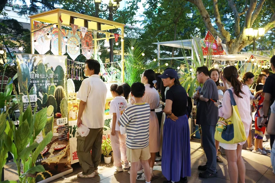 La multitud hace fila ante el puesto de jugo de cactus recién exprimido.jpg