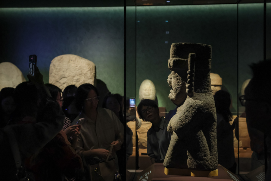Visitantes recorren la exposición En la cima del árbol del mundo-civilizaciones antiguas de América el 9 de julio en Shanghai..jpg