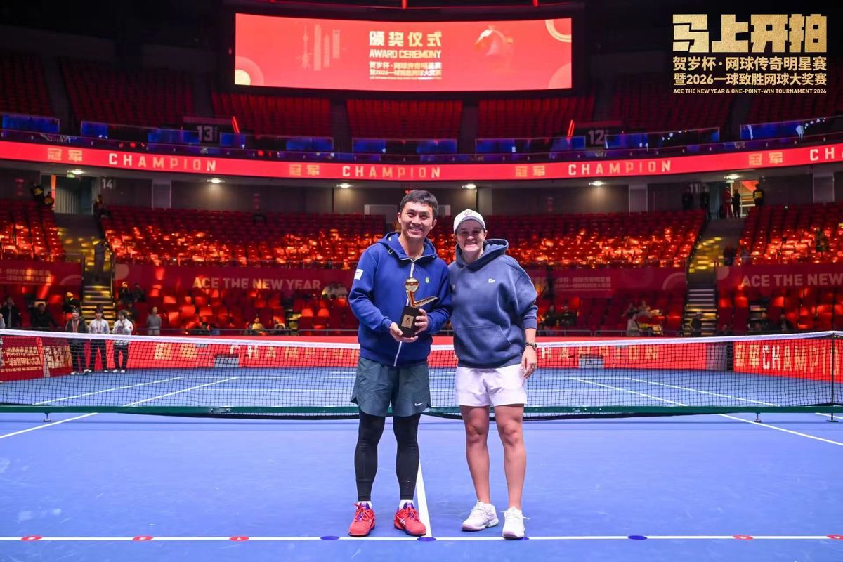 Sun Yiming, ganador del torneo One-Point-Win 2026, posa con Ashleigh Barty, atleta australiana que ha sido número uno del mundo y tres veces campeona de Grand Slam, en el Estadio Cubierto de Shanghai el 21 de febrero..jpeg