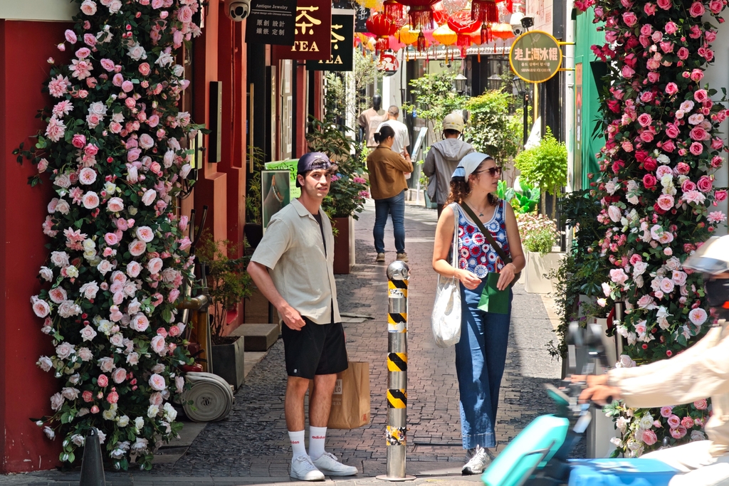 Turistas internacionales exploran Tianzifang, un vibrante centro cultural y comercial de Shanghai, el 14 de mayo de 2025.jpg