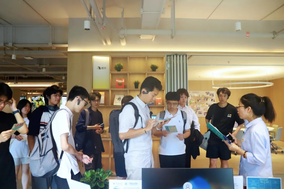 Los estudiantes visitan el Centro de Servicio Integral para Talentos Extranjeros de Shanghai en Hongqiao_副本.jpg