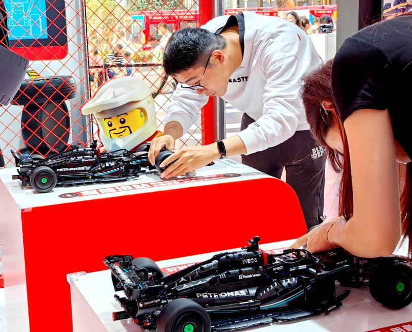 Aficionados participan en una experiencia interactiva organizada conjuntamente por LEGO y el Gran Premio de China de Fórmula 1 en Shanghai el 2 de mayo de 2025.png