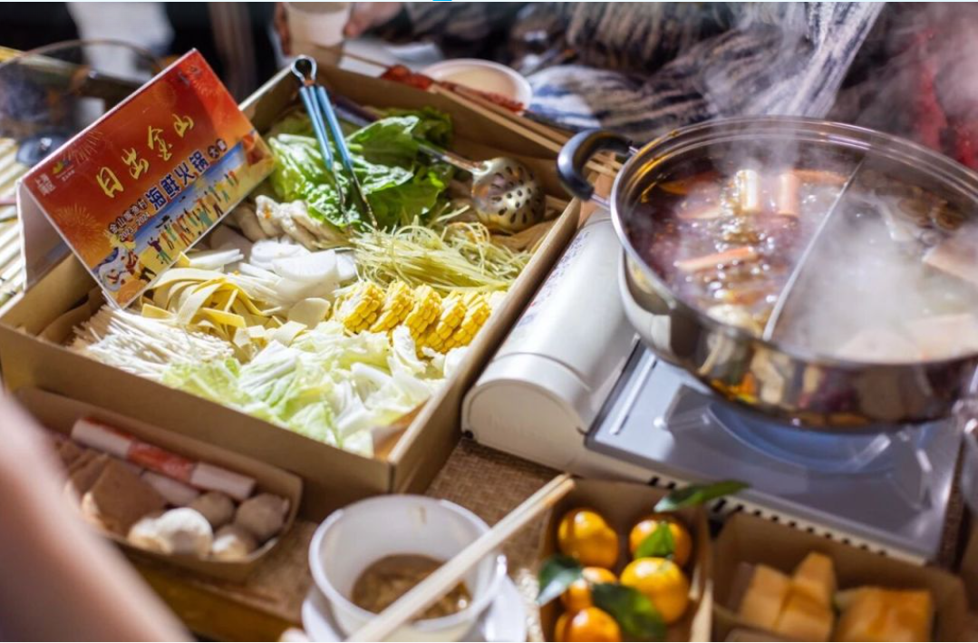 Vista de un banquete largo de mariscos celebrado en el distrito de Jinshan.png