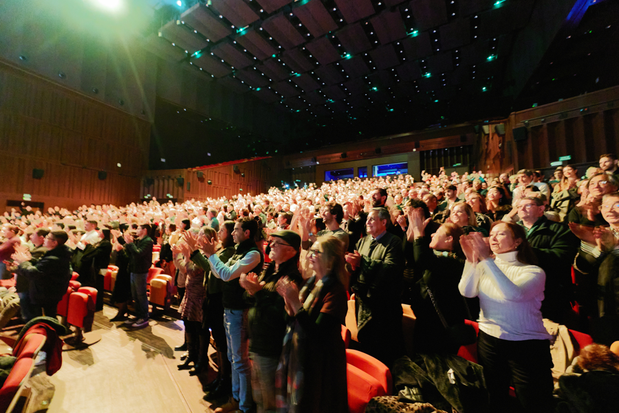 La audiencia local aplaude y elogia el concierto.jpg