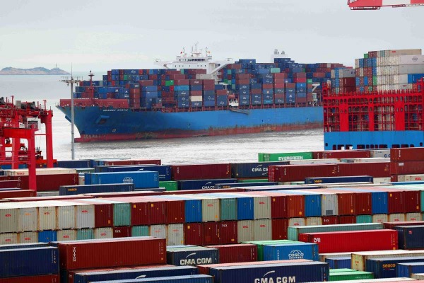 Un portacontenedores atraca en el puerto de Yangshan, en Shanghai..jpg