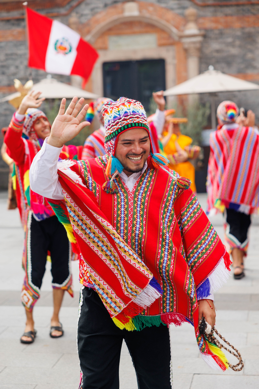 Artistas peruanos presentan danzas y canciones folclóricas en las calles de The Inlet..jpg