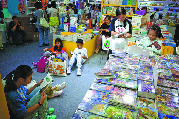 La Feria del Libro de Shanghai atrae a multitudes con experiencias inmersivas y autores destacados