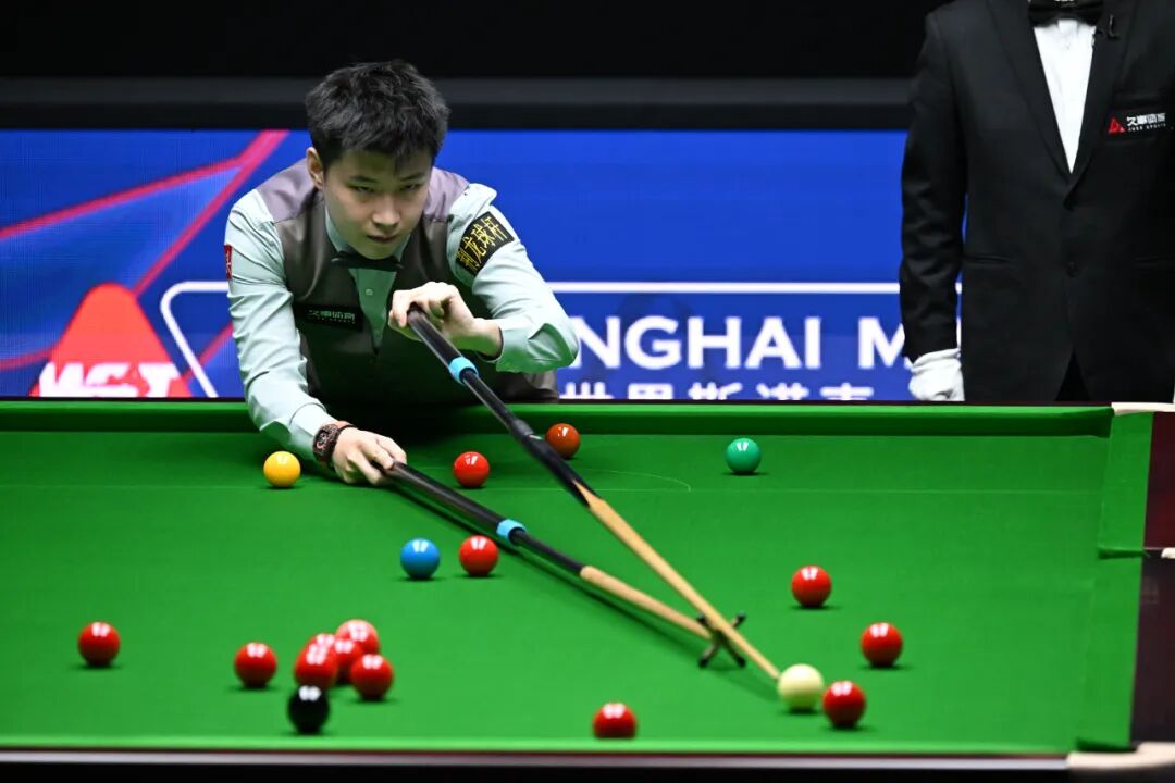 Zhao Xintong en acción en el World Snooker Shanghai Masters 2025.jpg