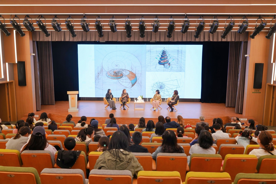 Escena del diálogo entre Paloma Valdivia y Hei Mi, en la Biblioteca Infantil de Shanghai (sede de Changfeng), el 26 de abril..jpeg