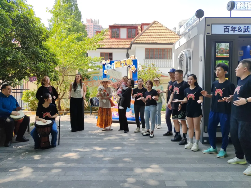 Escena del flashmob musical presentado por el Coro de Cámara Baige de Shanghai..png
