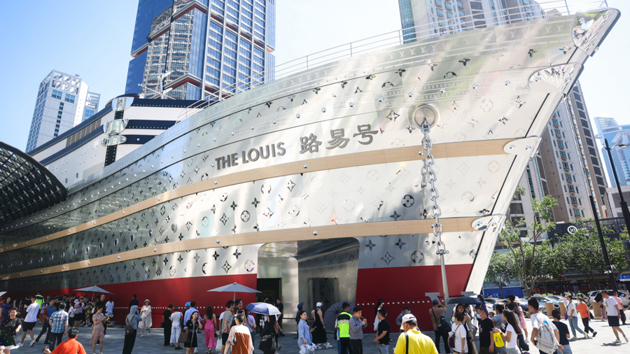 Un espacio de experiencia de Louis Vuitton que tiene la apariencia de un crucero gigante, ubicado en West Nanjing Road.jpg