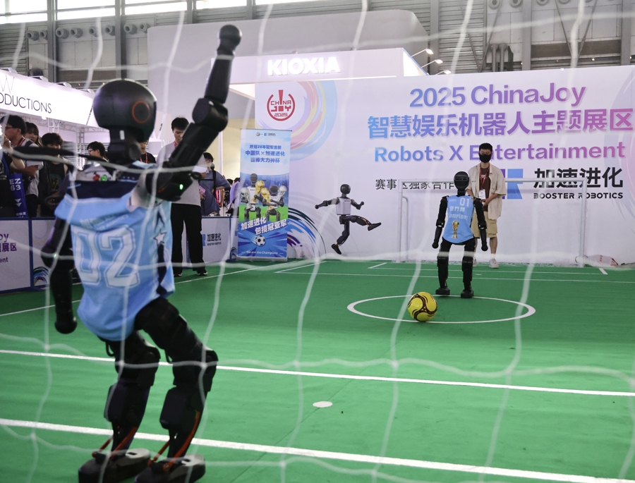 Robots humanoides juegan al fútbol en una zona temática durante la ChinaJoy 2025.jpg