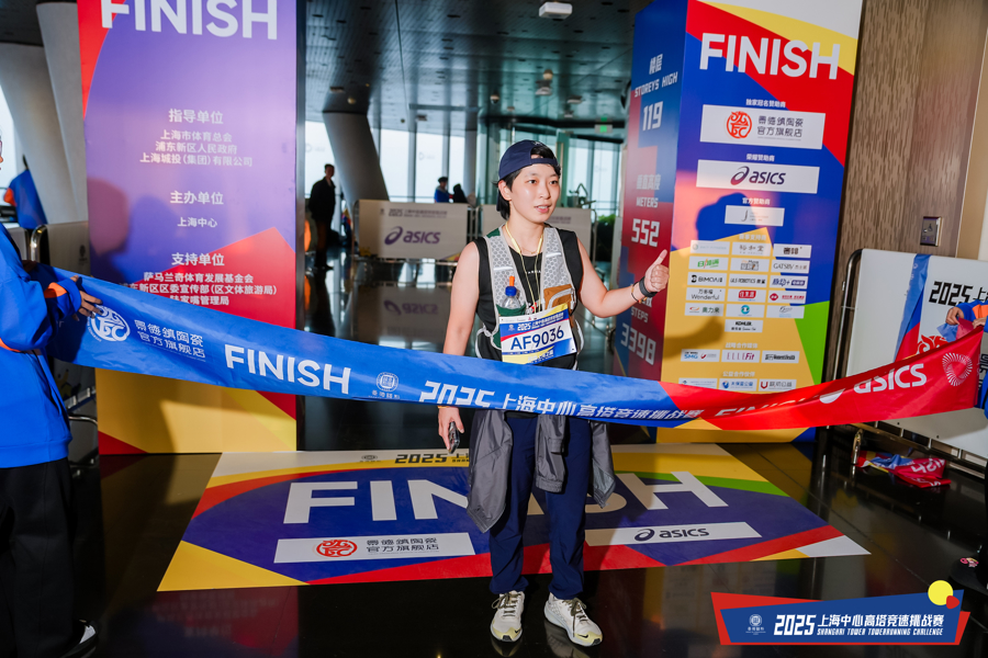 Concluyó con éxito la Carrera Vertical de la Torre de Shanghai.jpg