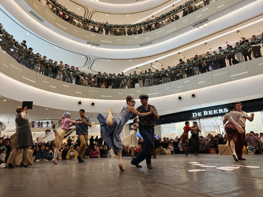 Espectáculo De tango y sombras presentado por la compañía de danza de Marcos Ayala en el centro comercial iapm en Shanghai.-1.jpg