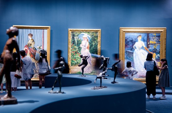 Los visitantes admiran las obras de arte de la exposición del Museo de Orsay, celebrada del 19 de junio al 26 de octubre..jpg