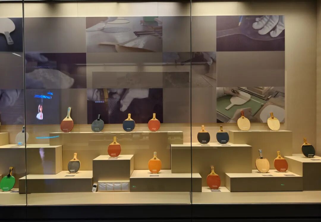 Una exposición de raquetas de ping-pong en el Museo de la Federación Internacional de Tenis de Mesa..jpg