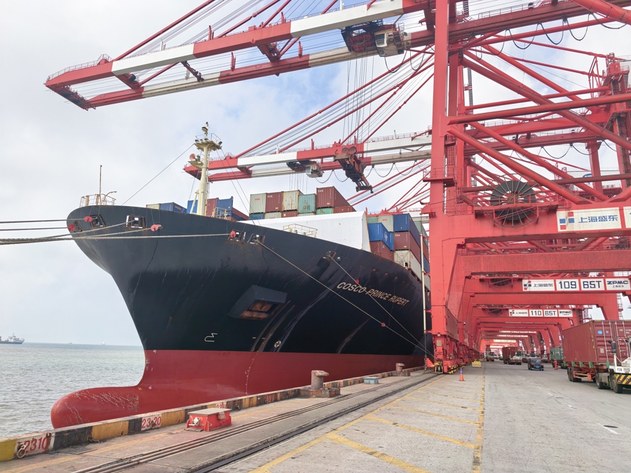 El primer lote de productos destinados a la Exposición Internacional de Importaciones de China, procedente del puerto peruano de Chancay, llega al puerto de aguas profundas Yangshan en Shanghai, el 15 de octubre..jpg