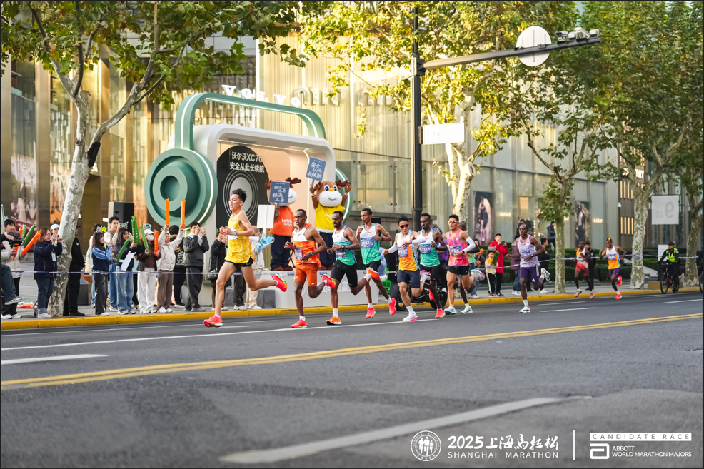 Corredores en acción durante el Maratón de Shanghai 2025, celebrado el 30 de noviembre-1.png