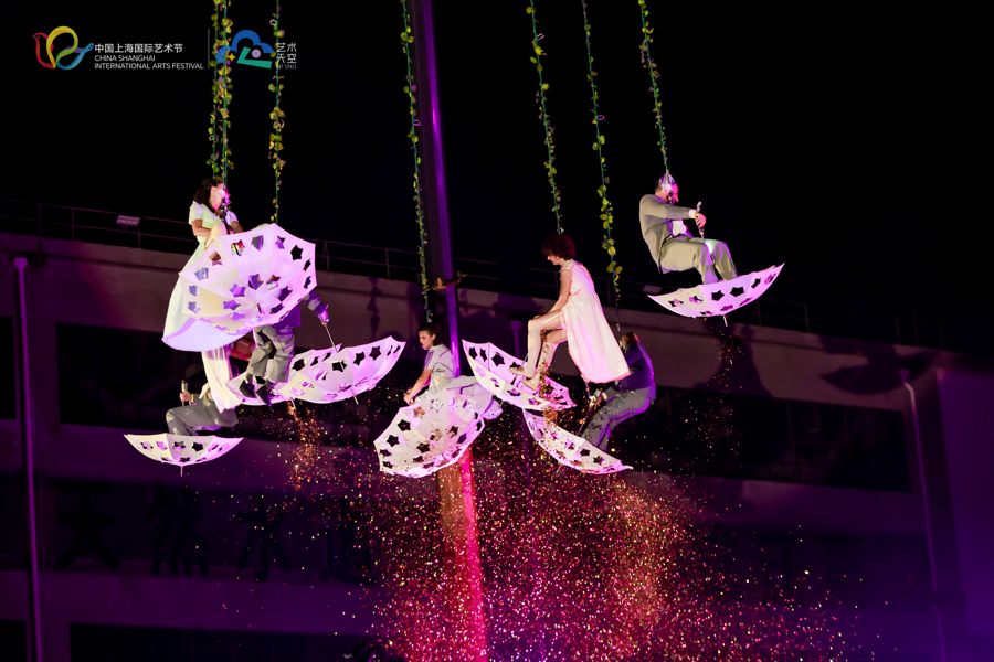 Escena del espectáculo aéreo Voalá Station, presentado por la compañía artística española Voalá, el 11 de octubre, en el Parque Chuantai-1.jpg