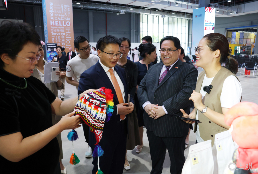 David Guillermo Gamarra Silva, cónsul general del Perú en Shanghai, presenta a los asistentes chinos los productos típicos peruanos disponibles en el mercado chino.jpg