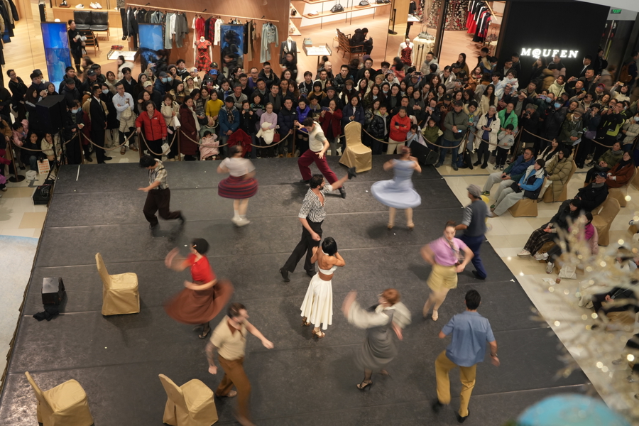 Espectáculo De tango y sombras presentado por la compañía de danza de Marcos Ayala en el centro comercial iapm en Shanghai.-3.jpg