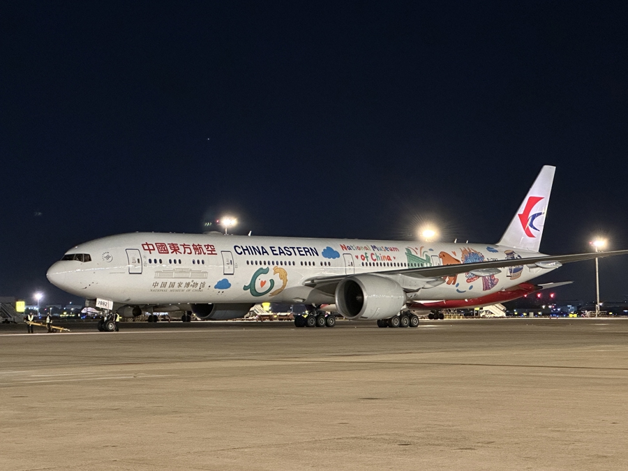 El avión decorado por ilustraciones de reliquias culturales expuestas en el Museo Nacional..jpg