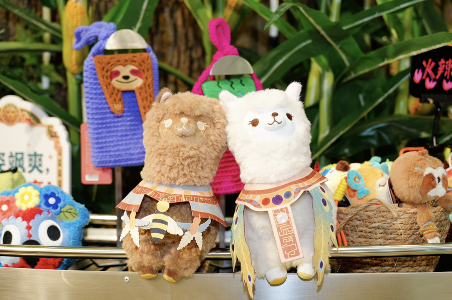 Peluches presentados en la tienda temática en Nanjing Road..png