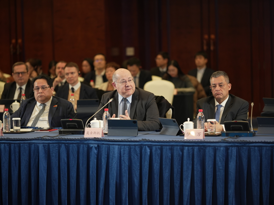 Augusto Pestana, cónsul general de Brasil en Shanghai, pronuncia un discurso en el evento..jpg