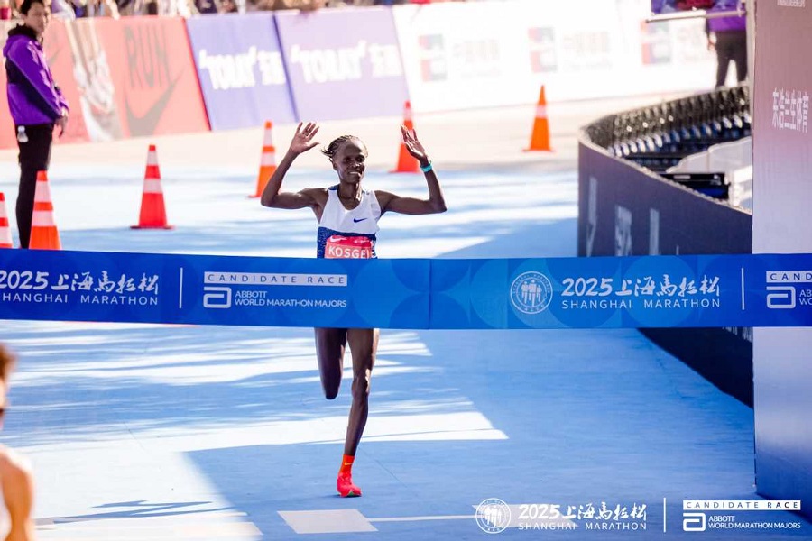 La keniana Brigid Kosgei gana el título femenino en el Maratón de Shanghai 2025..jpeg