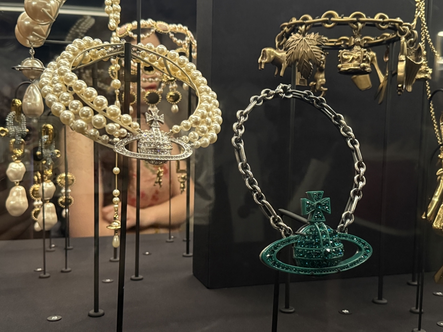 Joyas con elementos emblemáticos de la marca expuestas en la muestra..jpg