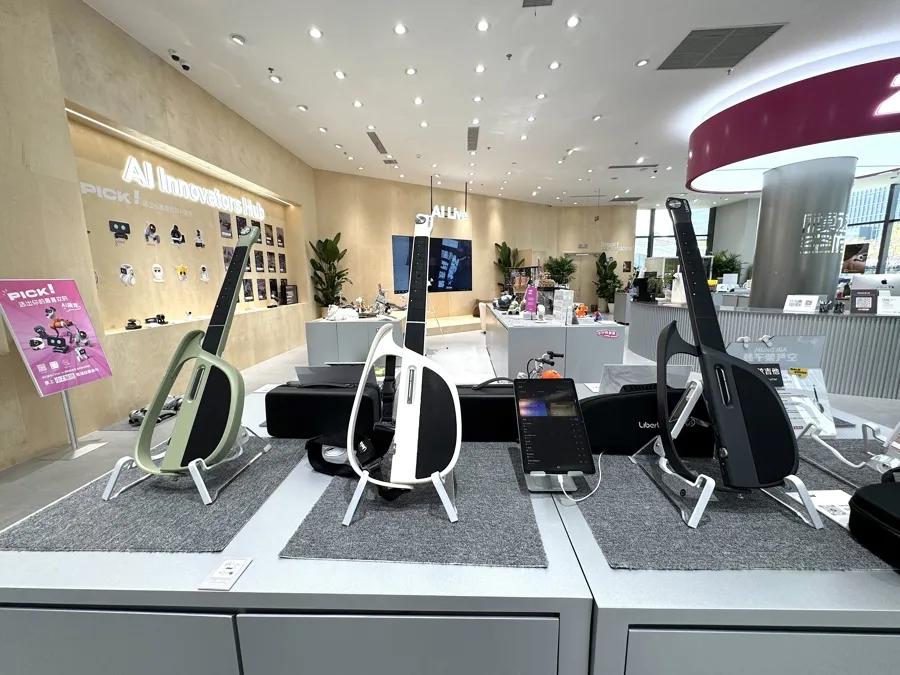 En la tienda se exponen productos impulsados por IA, como guitarras inteligentes..jpg