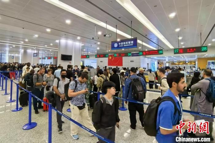 Viajeros esperan en el Aeropuerto Internacional Pudong de Shanghai.jpg