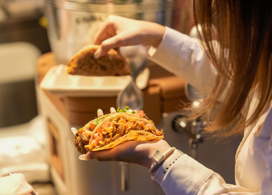 Una visitante recoge su pedido en el Juicy Taco Fest, celebrado del 15 al 18 de octubre en L+Mall.jpg