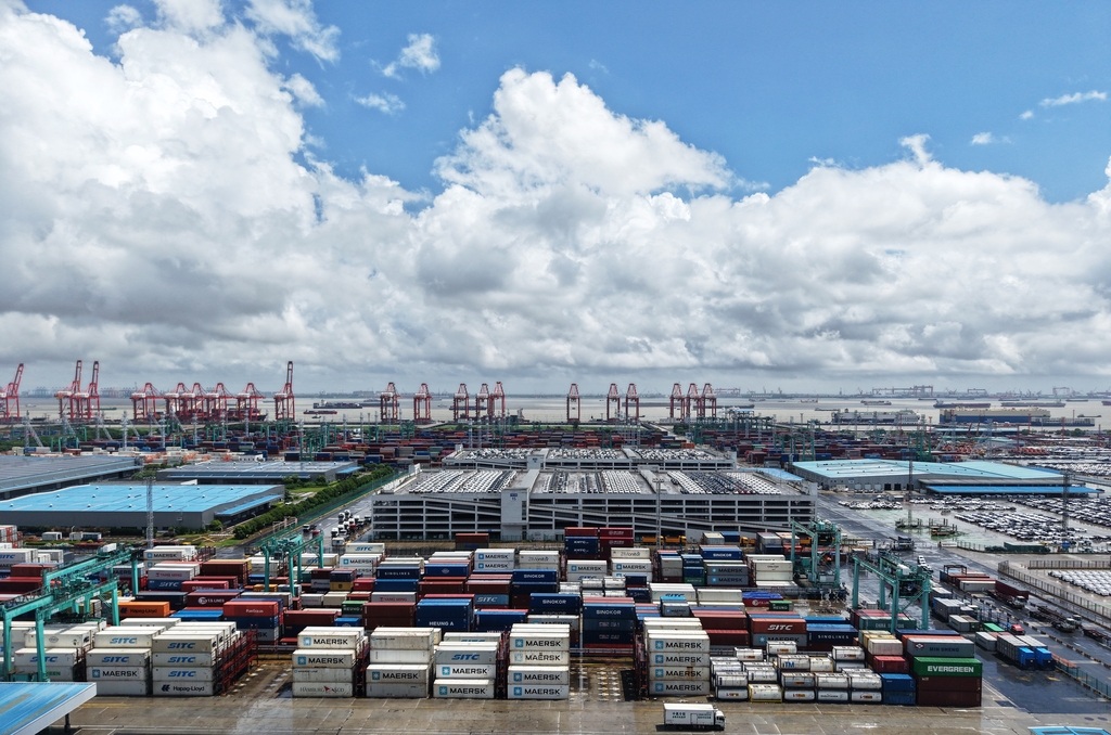 Contenedores apilados en densas filas en el puerto de Shanghai.jpg
