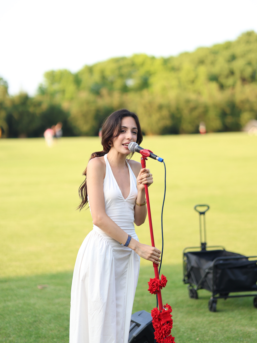 Catalina Vázquez canta en el Parque del Siglo ubicado en la Nueva Área de Pudong de Shanghai.jpg