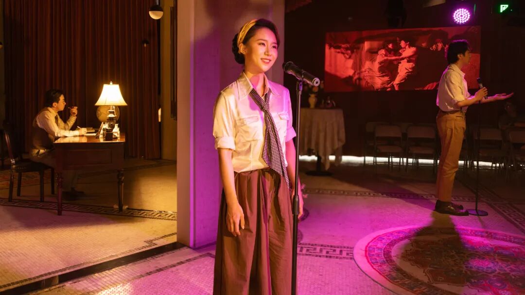 El drama El segundo sexo se representa en el Café Existencialista en The Great World.jpeg