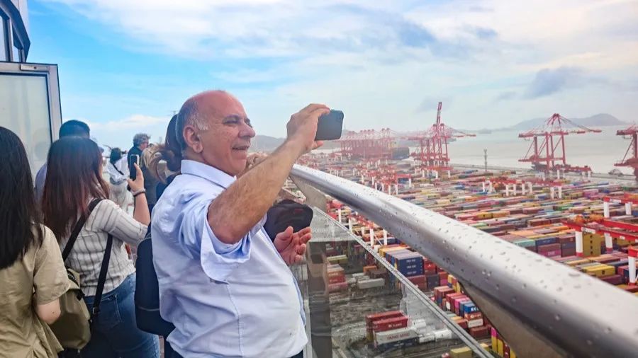 Los asistentes internacionales de la Reunión Ministerial del Diálogo entre Civilizaciones Globales en una visita al puerto Yangshan de Shanghai..jpg