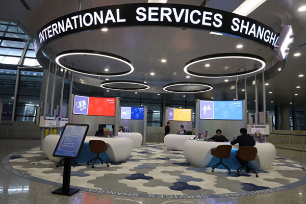 Inauguración del Centro de Servicio Integral para Extranjeros en el aeropuerto de Pudong