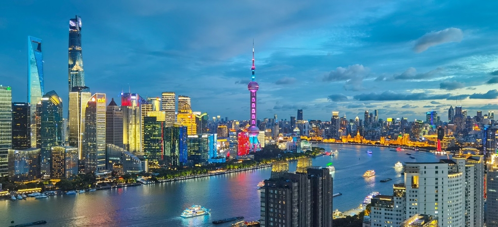Vista nocturna de Lujiazui en Shanghai.jpeg