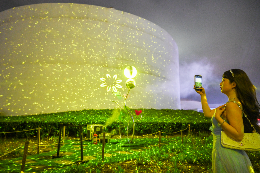 Una visitante toma una foto del espectáculo de proyección durante una presentación anticipada para los medios de comunicación el 17 de septiembre de 2025..png