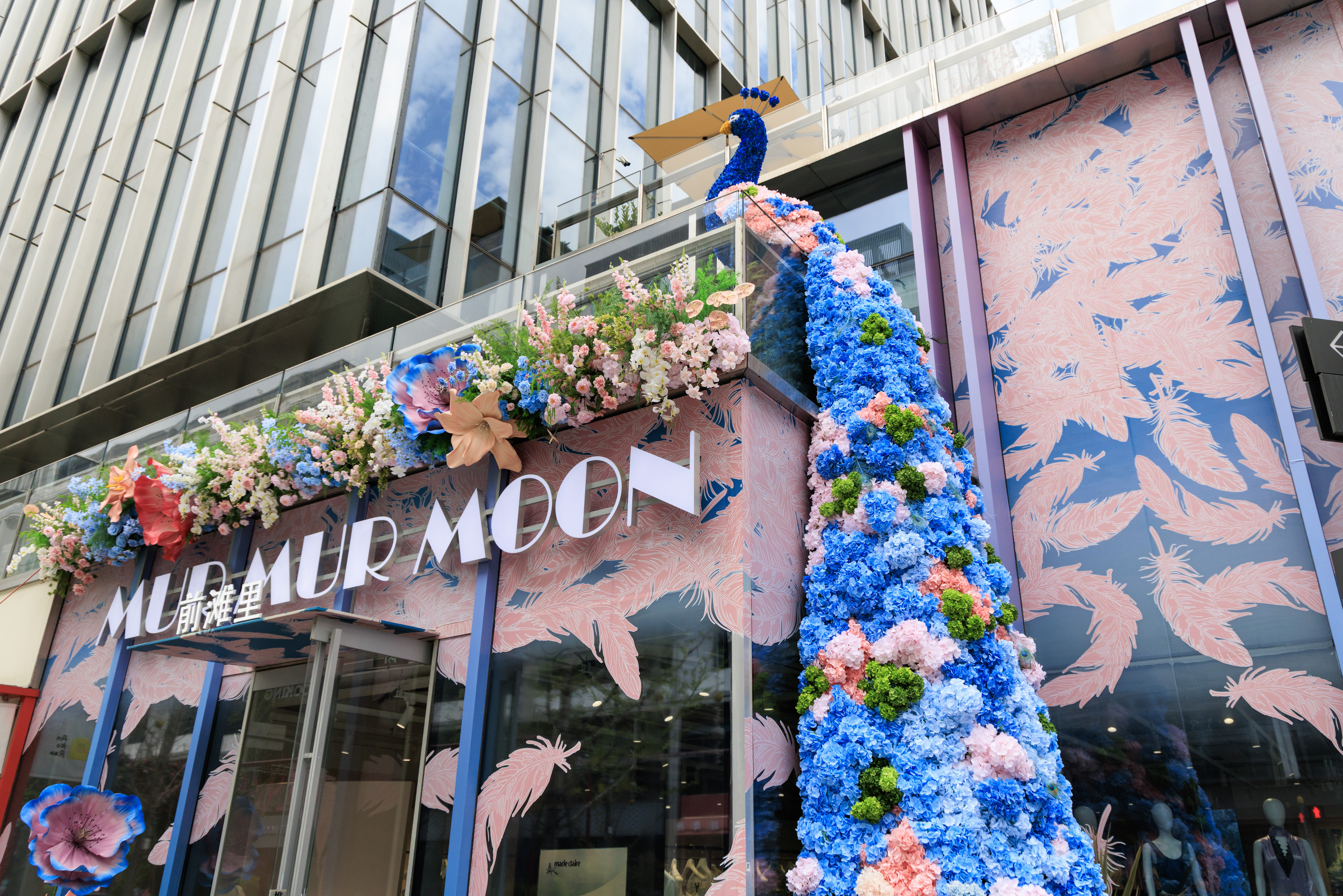 Las zonas comerciales de Pudong están decoradas con flores frescas..jpg