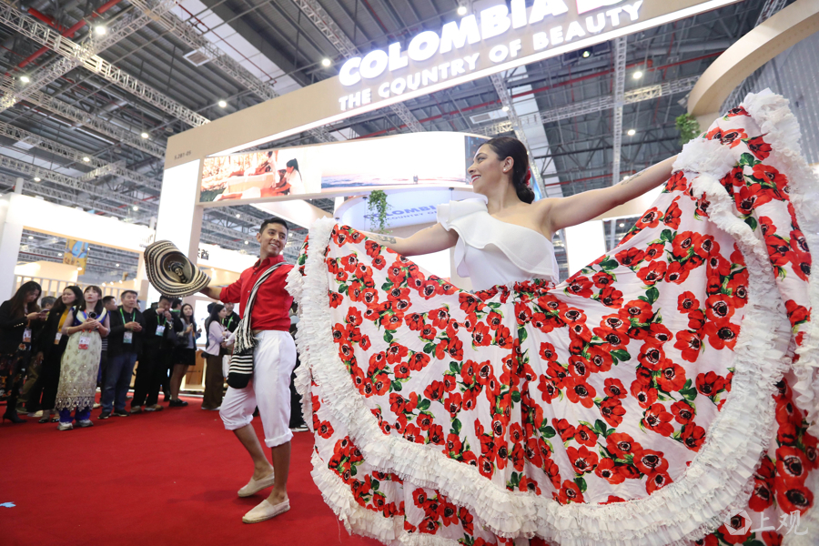 Las diversas exposiciones y el ambiente apasionado en el pabellón colombiano atraen a gran multitud de visitantes..jpg
