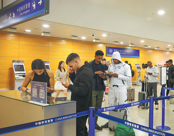 Los viajeros extranjeros completan los trámites migratorios a su llegada al Aeropuerto Internacional Pudong de Shanghai el 22 de mayo..png