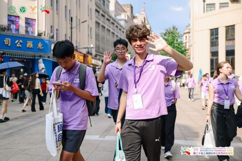 Los campistas exploran las calles de Shanghai el 20 de julio..png