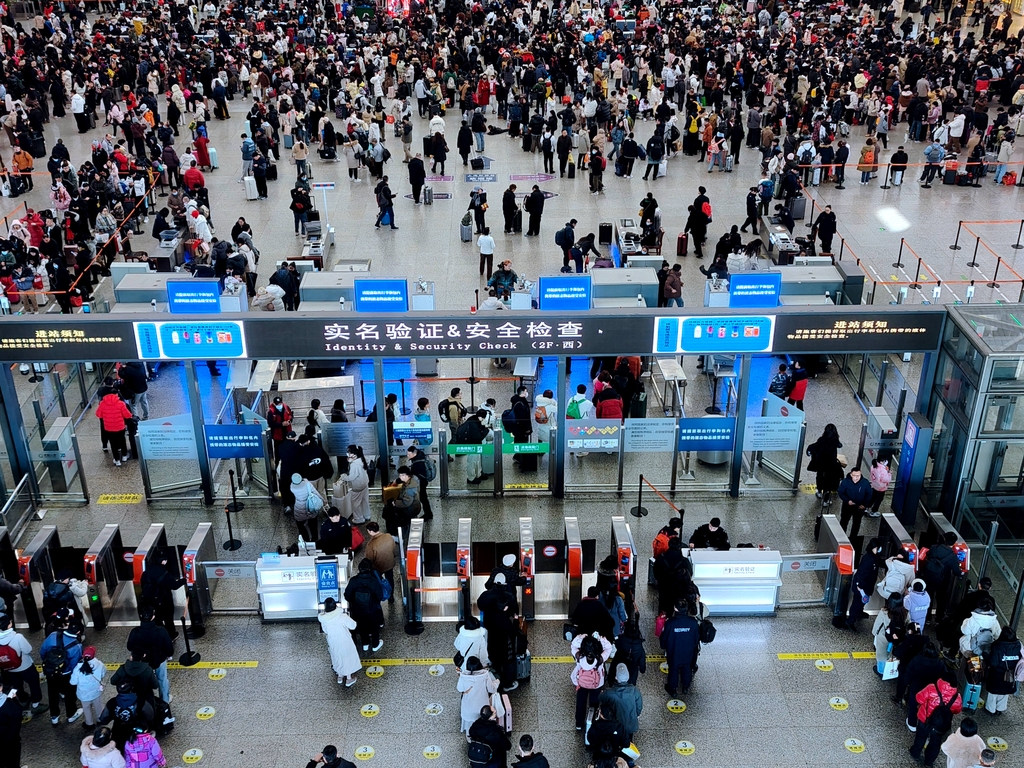 Pasajeros facturando en la Estación de Ferrocarril Hongqiao de Shanghai el 28 de enero de 2025.jpg